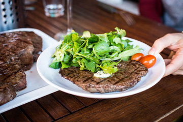 catering - eten vlees bord foodiesfeed.com_barbequed-steak-with-greens.jpg