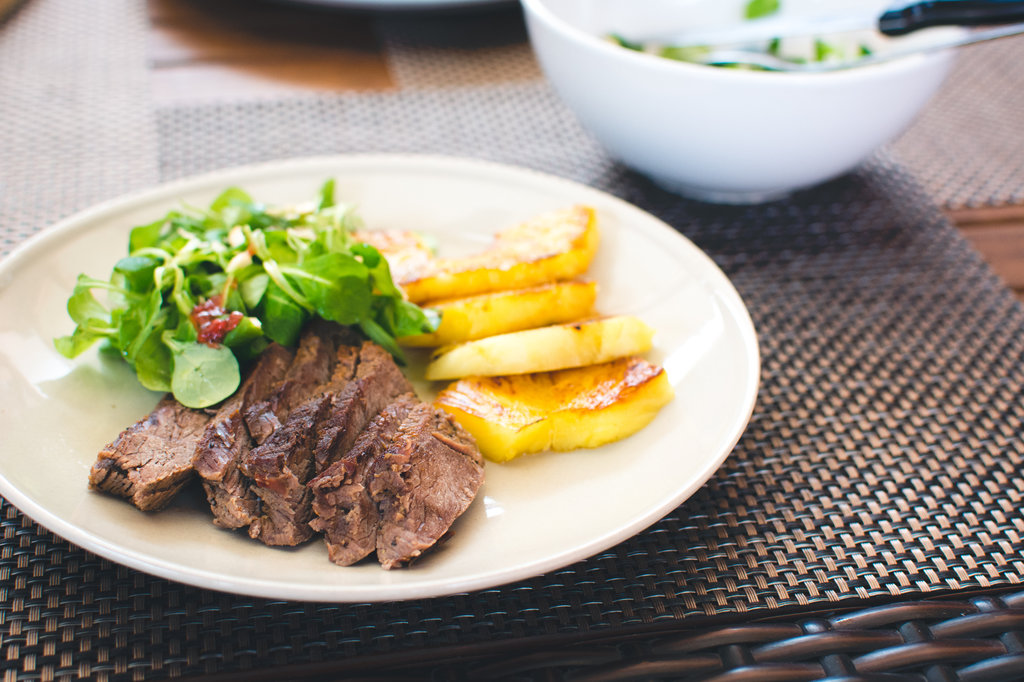 catering - eten vlees bord foodiesfeed.com_beef-steak-pineapple-salad.jpg