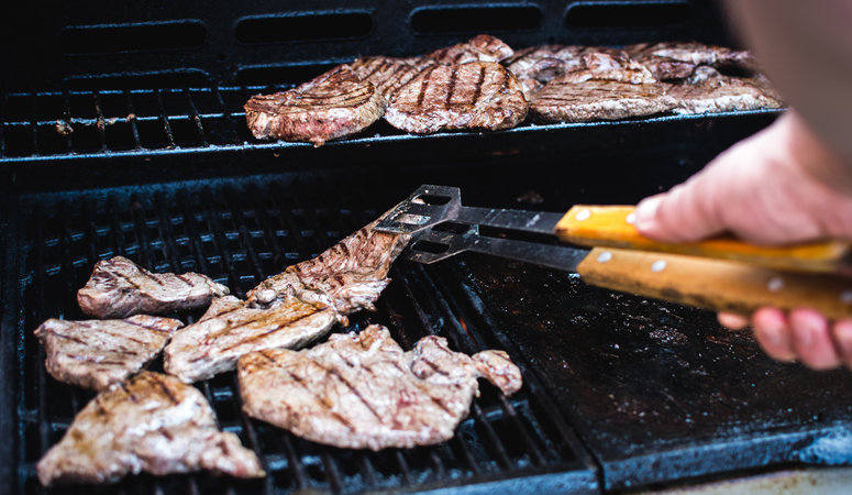 catering - eten barbecue vlees foodiesfeed.com_beef-steaks-barbeque.jpg